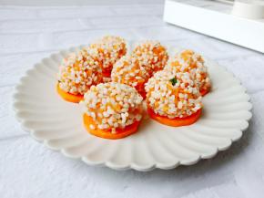 胡萝卜切小圆片，把丸子放在上面。