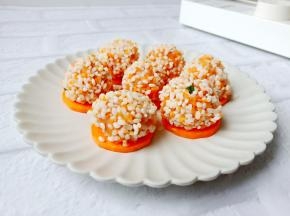 胡萝卜切小圆片，把丸子放在上面。