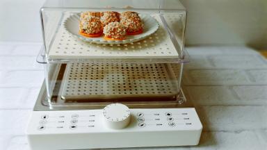 把盘子放入臻米折叠锅里，加上纯净水，开关转到25分钟【透明蒸锅一目了然】