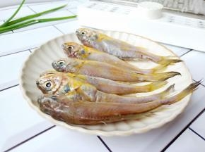 准备新鲜的小黄鱼。