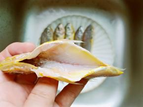 小黄鱼去腮去内脏、里外冲洗干净沥干。