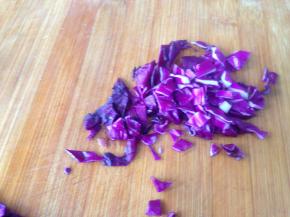 紫甘蓝切成小粒