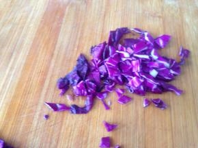紫甘蓝切成小粒