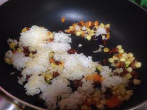 倒入米饭炒散、炒匀