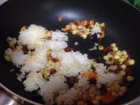 倒入米饭炒散、炒匀