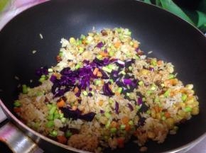 加入生抽、蒜薹丁、紫甘蓝丁炒匀出锅稍微冷却