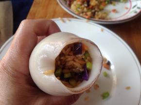 把炒好的米饭装进鱿鱼的肚子，尽量塞紧实，鱿口留一段不要塞