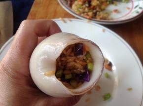 把炒好的米饭装进鱿鱼的肚子，尽量塞紧实，鱿口留一段不要塞