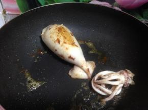 锅内加少许油，下入鱿鱼，煎至两面微黄成熟，刷上蒜蓉辣，撒上自己喜欢的香料