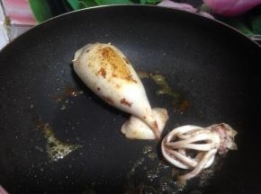 锅内加少许油，下入鱿鱼，煎至两面微黄成熟，刷上蒜蓉辣，撒上自己喜欢的香料