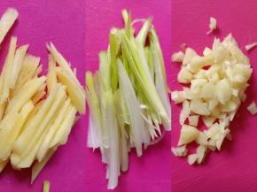 生姜和葱段切丝、大蒜子切碎。