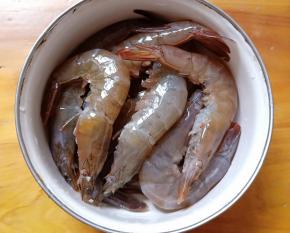 虾洗净剪去虾须、虾脚。