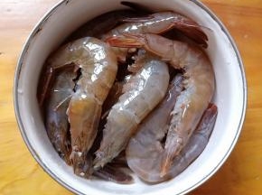 虾洗净剪去虾须、虾脚。