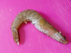 用牙签挑去背部虾肠。