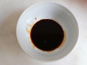 调红烧酱汁：6克生抽、6克老抽加2克红烧调料(超市有卖)混合均匀备用。