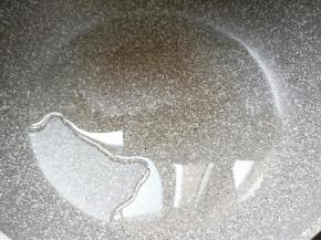 锅内倒适量油，烧热。