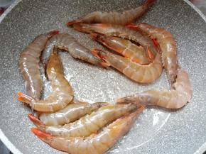 倒入大虾翻炒1分钟左右。