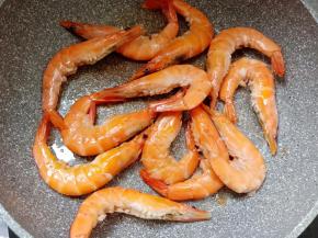 炒至虾完全变红后盛出。