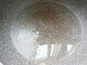 锅内重新倒入适量油，烧热。