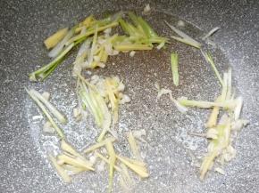 倒入葱姜蒜翻炒出香味。