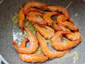 倒入虾翻炒几下。