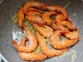 倒入虾翻炒几下。