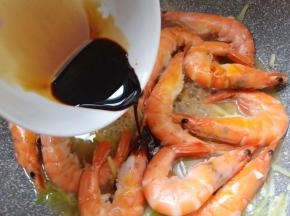 再加入调好的红烧酱汁和15克冰糖，翻炒均匀后盖盖子闷烧5分钟。
