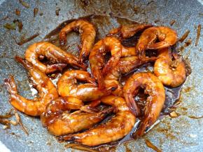 淀粉加少量水调匀，出锅时倒入水淀粉勾芡，撒上少许葱花即可。