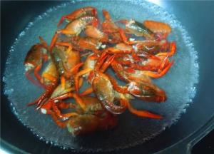 下龙虾焯水备用