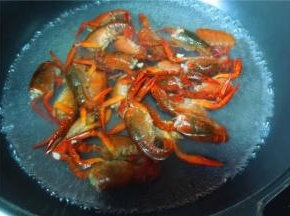 下龙虾焯水备用