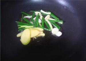 油锅烧热，爆香葱花