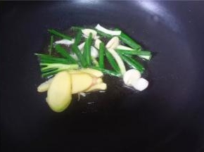 油锅烧热，爆香葱花