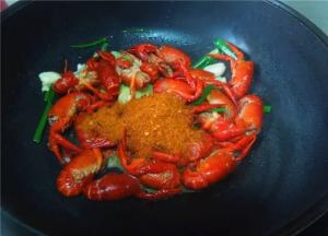 放入cook100泰式香辣料，翻炒均匀