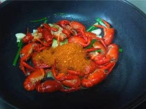 放入cook100泰式香辣料，翻炒均匀