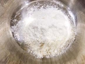 盆里加入低筋面粉