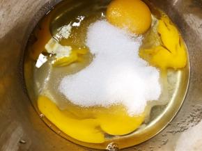 加入细砂糖搅拌至砂糖融化