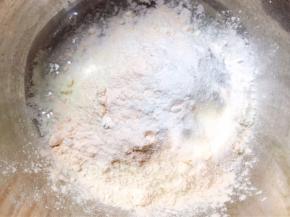 加入泡打粉混合均匀