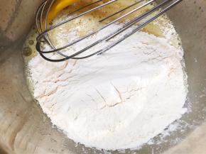 倒入过筛后的全部粉类