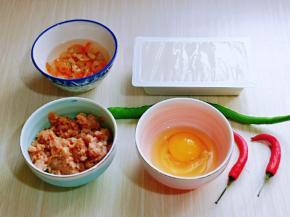 准备食材，鸡蛋磕碗里，虾干加水提前泡软，肉糜中加入料酒与生抽抓拌均匀。