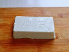 将内酯豆腐倒扣在砧板上。