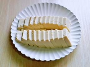 放入盘中，将片状的豆腐中间再切一刀，按个人口味撒上食用盐。