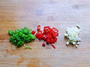 蒜去皮切碎，辣椒切段。