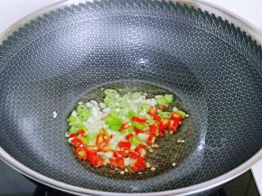 起油锅，加入蒜末辣椒煸炒出香味。