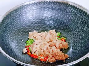 加入腌制好的肉糜翻炒。