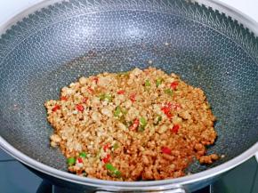 翻炒至均匀，肉糜炒制散开状态，关火盛出。