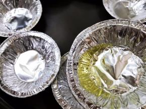 锡纸托里倒入玉米油，把每一个锡纸托里都滚上一圈油