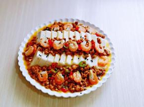 炒好的肉糜盖在豆腐上面，摆放上泡软的虾干。