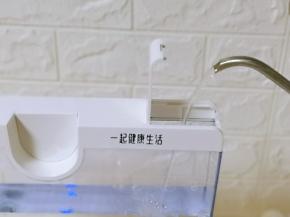 水箱加入纯净水，水位不要超过最高水位线。(建议加入纯净水)