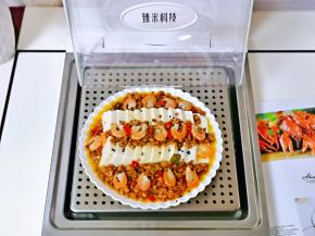 将耐高温的餐盘放入“臻米折叠蒸锅”中。