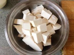 豆腐切片，切豆腐时切成薄片，只煎两面就可以了。我是一开始想清炖，所以切了方块。